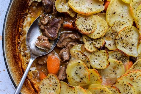  Lancashire Hotpot - Smażona Wołowina i Warzywa w Pysznym Sosu Ziołowym? Tak, Proszę!