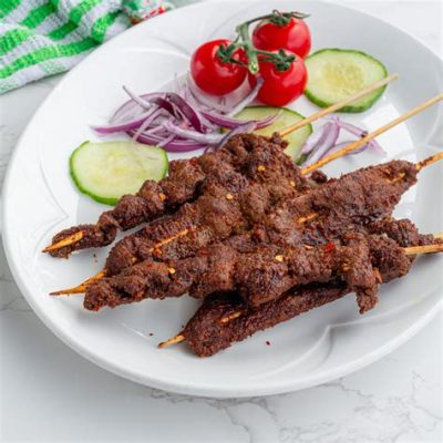  Suya - Soczyste mięso zanurzone w ostrym aromatycznym sosu z orzeszków ziemnych!